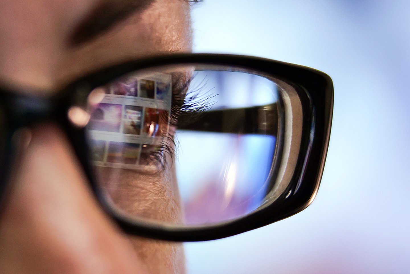 Видео про очки. Зрение абстракция очки ноутбук. Рефлексия очки. Reflection in Glasses girl.